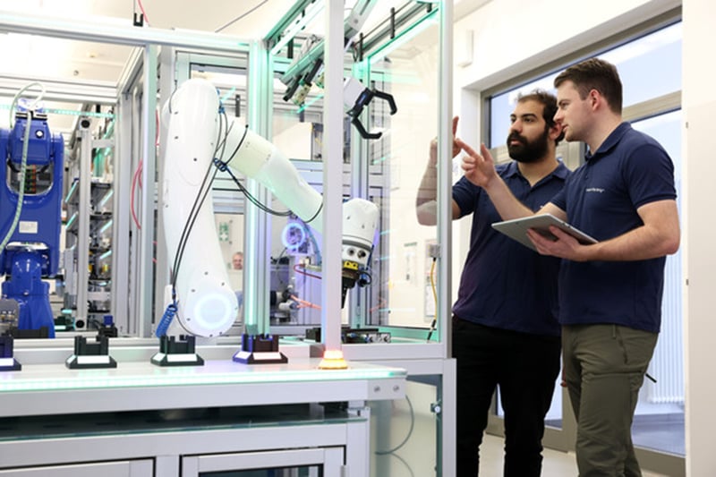 Mit der Produktionsinsel_PHUKET werden die Factory-X – Use Cases Manufacturing as a Service und Autonomous Operations as a Service vorgeführt 