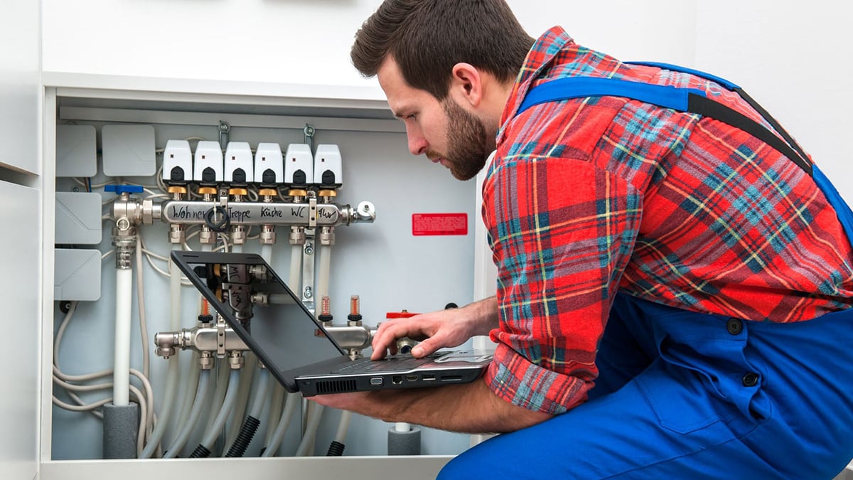 Platforms in service - man with laptop in front of controllers
